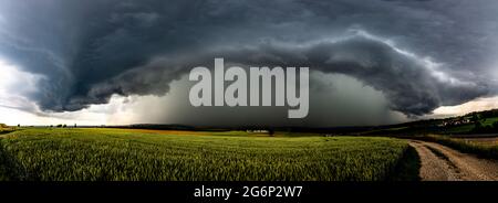 Arriva una violenta tempesta con pioggia intensa, tempesta e chiodo Foto Stock