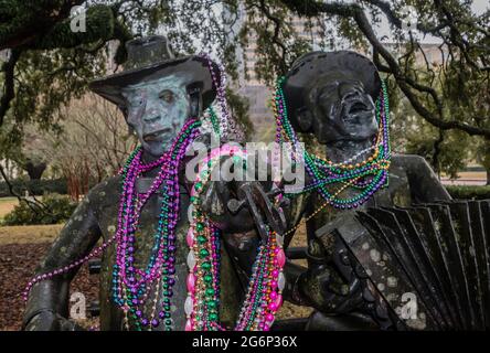 Scultura di due rivelatori del Mardi Gras dall'altra parte della strada rispetto al palazzo del governo dello stato, Baton Rouge, Louisiana, USA Foto Stock