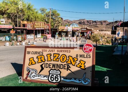 Negozi turistici nel centro di Oatman sulla Route 66, Oatman, Arizona, USA Foto Stock