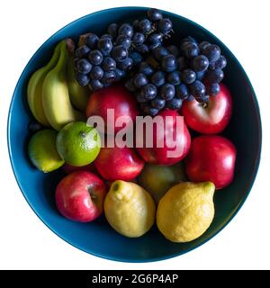 Una ciotola isolata di frutta organica su uno sfondo bianco Foto Stock