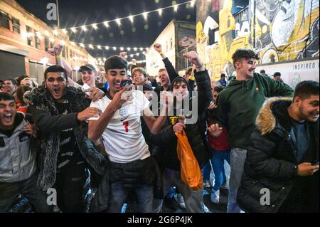 Digbeth, Birmingham 7 luglio 2021 - i tifosi festeggiano sotto gli archi a Digbeth, Birmingham, mentre l'Inghilterra batte la Danimarca nelle semifinali di Euro 2020. Le auto erano sommerse da masse di persone giubilanti che si unirono alla festa di strada. Fig. Per credito: Interrompi stampa Media/Alamy Live News Foto Stock