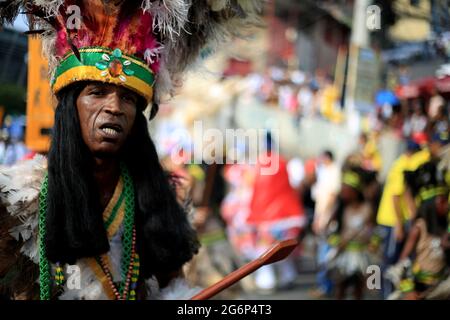 salvador, bahia, brasile - 24 gennaio 2016: I membri del gruppo culturale OS Guaranis, da Ilha de Itaparica sono visti durante una passeggiata in città Foto Stock