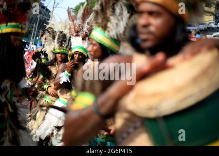 salvador, bahia, brasile - 24 gennaio 2016: I membri del gruppo culturale OS Guaranis, da Ilha de Itaparica sono visti durante una passeggiata in città Foto Stock