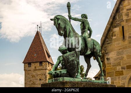 Il monumento equestre "Luce e Forza" a Veste Coburg, Germania, commemora il soggiorno di diversi mesi di Martin Lutero nella fortezza durante la Dieta di Augusta del 1530. Lo scultore Hans Klett creò la figura in bronzo patinato di verde nel 1913 per il 400° anniversario dell'affissione delle tesi di Lutero: un cavaliere corazzato che porta una torcia cavalca una figura caduta che si protegge dietro uno scudo araldico. Foto Stock
