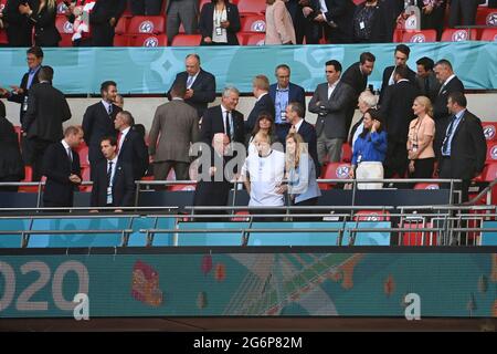 Vista della casella VIP, nel conte primo ministro Boris JOHNSON con sua moglie Carrie SYMONDS, ha lasciato il principe WILLIAM, feature, simbolo foto, motivo di confine, Semifinali, partita M50, Inghilterra (ENG) - Danimarca (DEN) 2: 1 NV su 07.07.2021 a London/Wembley Stadium. Football EM 2020 dal 06/11/2021 al 07/11/2021. Â Foto Stock