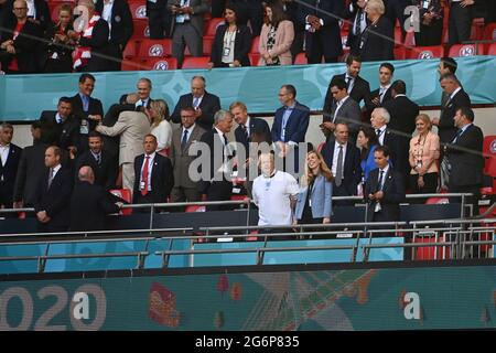 Vista della casella VIP, nel conte primo ministro Boris JOHNSON con sua moglie Carrie SYMONDS, ha lasciato il principe WILLIAM, feature, simbolo foto, motivo di confine, Semifinali, partita M50, Inghilterra (ENG) - Danimarca (DEN) 2: 1 NV su 07.07.2021 a London/Wembley Stadium. Football EM 2020 dal 06/11/2021 al 07/11/2021. Foto Stock