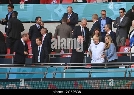 Vista della casella VIP, nel conte primo ministro Boris JOHNSON con sua moglie Carrie SYMONDS, ha lasciato il principe WILLIAM, feature, simbolo foto, motivo di confine, Semifinali, partita M50, Inghilterra (ENG) - Danimarca (DEN) 2: 1 NV su 07.07.2021 a London/Wembley Stadium. Football EM 2020 dal 06/11/2021 al 07/11/2021. Â Foto Stock