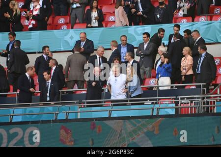 Vista della casella VIP, nel conte primo ministro Boris JOHNSON con sua moglie Carrie SYMONDS, ha lasciato il principe WILLIAM, feature, simbolo foto, motivo di confine, Semifinali, partita M50, Inghilterra (ENG) - Danimarca (DEN) 2: 1 NV su 07.07.2021 a London/Wembley Stadium. Football EM 2020 dal 06/11/2021 al 07/11/2021. Foto Stock