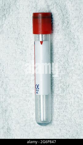Provetta vuota su un panno di materiale bianco pronto per il campione di sangue per l'analisi con etichetta vuota Foto Stock
