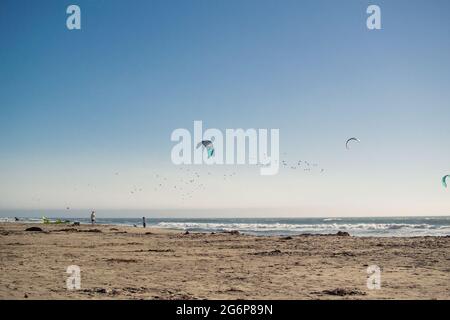 I kitesurfers godendo i venti costanti a Waddell Creek Beach, Santa Cruz Foto Stock