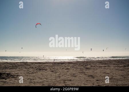 I kitesurfers godendo i venti costanti a Waddell Creek Beach, Santa Cruz Foto Stock