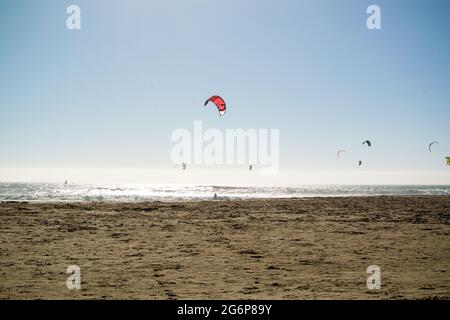 I kitesurfers godendo i venti costanti a Waddell Creek Beach, Santa Cruz Foto Stock