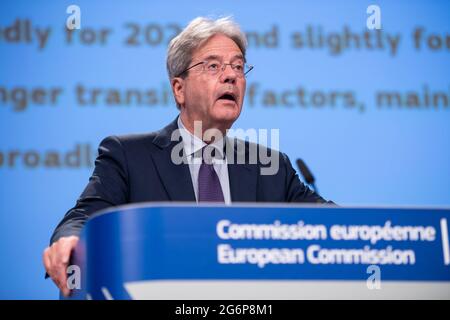 (210707) -- BRUXELLES, 7 luglio 2021 (Xinhua) -- Paolo Gentiloni, Commissario europeo per l'economia, interviene durante una conferenza stampa a Bruxelles, Belgio, il 7 luglio 2021. Mercoledì, il Commissario europeo per l'Economia Paolo Gentiloni ha dichiarato che l'economia europea si sta riprendendo meglio del previsto, grazie all'attuazione delle campagne di vaccinazione e a misure di contenimento efficaci. (Unione europea/Handout via Xinhua) Foto Stock