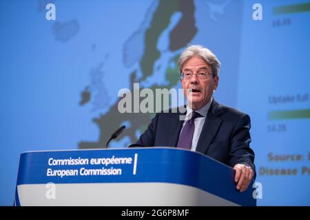 (210707) -- BRUXELLES, 7 luglio 2021 (Xinhua) -- Paolo Gentiloni, Commissario europeo per l'economia, interviene durante una conferenza stampa a Bruxelles, Belgio, il 7 luglio 2021. Mercoledì, il Commissario europeo per l'Economia Paolo Gentiloni ha dichiarato che l'economia europea si sta riprendendo meglio del previsto, grazie all'attuazione delle campagne di vaccinazione e a misure di contenimento efficaci. (Unione europea/Handout via Xinhua) Foto Stock