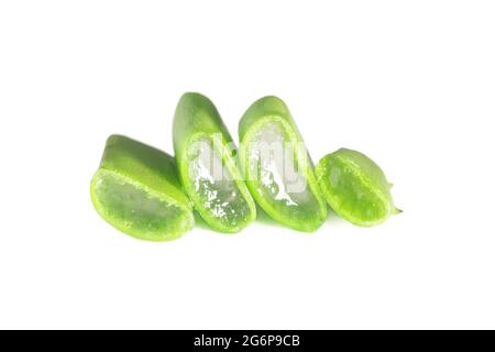 Fette fresche di aloe vera organiche isolate su sfondo bianco. Concetto di pianta medica erboristica. Messa a fuoco selettiva Foto Stock