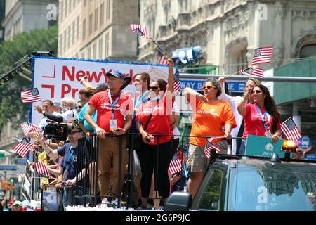 6 luglio 2021, New York City, New York, Stati Uniti: Era sotto un sole che NYC ha onorato i lavoratori essenziali alla parata su Canyon of Heroes. Le persone che hanno contribuito a far passare New York City attraverso la pandemia di COVID-19 hanno camminato con una sfilata fino a Broadway per la brama di migliaia di spettatori. Tutte le prime linee, inclusi infermieri, medici, soccorritori, paramedici, insegnanti, Vigili del fuoco, dipendenti della metropolitana, NYPD, autisti degli autobus hanno fatto un giro in musica su carri attraverso un canyon di edifici alti e di doletti cadenti. Tra gioia e richieste alla presenza del sindaco uscente, Bill de Blasio e sua moglie, il Foto Stock