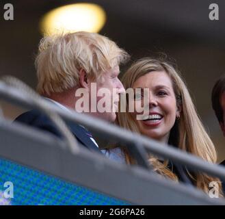 Londra, Regno Unito. 07 luglio 2021 - Inghilterra contro Danimarca - UEFA Euro 2020 Semifinale - Wembley - Londra il primo Ministro Boris Johnson e sua moglie Carrie Johnson (Symonds) prima della partita semifinale UEFA Euro 2020 allo stadio Wembley, Londra. Credito immagine : © Mark Pain / Alamy Live News Foto Stock