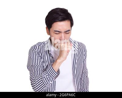 Giovane uomo scomodo con un freddo, tosse e copre la bocca con le mani per evitare di spargere gocce altre persone.isolato su sfondo bianco Foto Stock