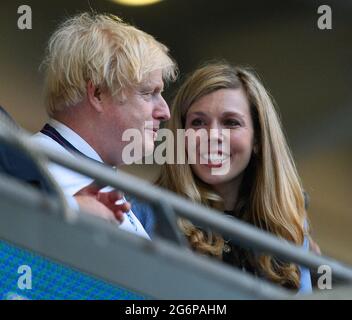 Londra, Regno Unito. 07 luglio 2021 - Inghilterra contro Danimarca - UEFA Euro 2020 Semifinale - Wembley - Londra il primo Ministro Boris Johnson e sua moglie Carrie Johnson (Symonds) prima della partita semifinale UEFA Euro 2020 allo stadio Wembley, Londra. Credito immagine : © Mark Pain / Alamy Live News Foto Stock