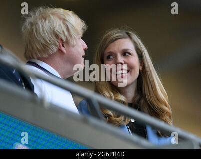 Londra, Regno Unito. 07 luglio 2021 - Inghilterra contro Danimarca - UEFA Euro 2020 Semifinale - Wembley - Londra il primo Ministro Boris Johnson e sua moglie Carrie Johnson (Symonds) prima della partita semifinale UEFA Euro 2020 allo stadio Wembley, Londra. Credito immagine : © Mark Pain / Alamy Live News Foto Stock