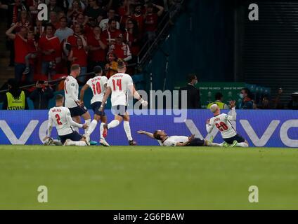 Londra, Gran Bretagna. 7 luglio 2021. Harry Kane (2° R) in Inghilterra festeggia il punteggio durante la semifinale tra Inghilterra e Danimarca alla UEFA EURO 2020 di Londra, Gran Bretagna, il 7 luglio 2021. Credit: Han Yan/Xinhua/Alamy Live News Foto Stock