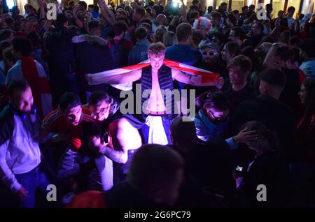 Londra, Regno Unito. 7 luglio 2021. Un appassionato di calcio inglese si pone per una foto in Leicester Square dopo la vittoria dell'Inghilterra sulla Danimarca alla semifinale Euro 2020. Migliaia di giubilanti tifosi si sono riuniti nel centro di Londra per celebrare il posto dell'Inghilterra nella finale del campionato di calcio Euro 2020 che ha luogo al Wembley Stadium. (Credit: Vuk Valcic / Alamy Live News) Foto Stock