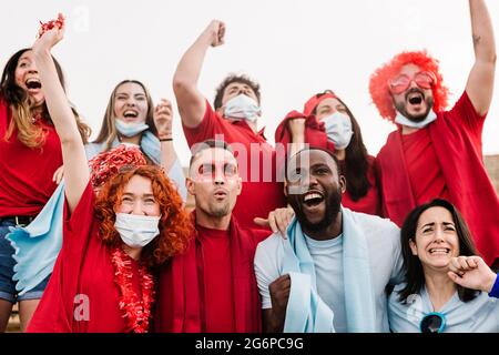 Tifosi sportivi rivali che gridano mentre sostengono le loro squadre allo stadio Foto Stock