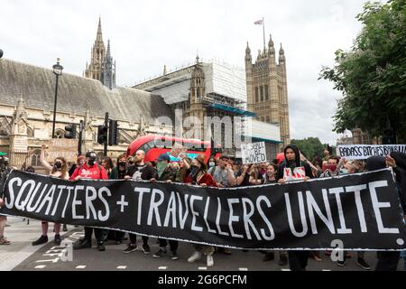 I manifestanti hanno un banner che dice che i viaggiatori di Squatters si uniscono durante la dimostrazione.Drive2Survive è una campagna popolare contro la Sezione 4 della legge di polizia che minaccia la zingara, i ROM, i viaggiatori irlandesi e la vita nomade nel Regno Unito. Si è tenuta una protesta contro il disegno di legge delle forze di polizia perché minaccia la vita nomade nel Regno Unito, dando alla polizia il potere di impadronirsi delle case di viaggiatori di Gipsy, Rom e Irlandesi, e sottoponendo la comunità a pesanti sanzioni. Il raduno è iniziato in piazza del Parlamento, ha preceduto la Casa d'Europa, e si è trasferito di nuovo a Downing Street, dove alcuni manifestanti sono stati arrestati. (Foto di Belinda Foto Stock