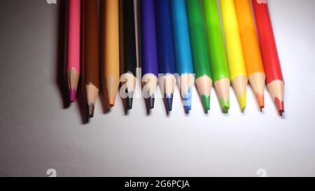 Primo piano immagine di matite di colore arcobaleno su sfondo bianco Foto Stock