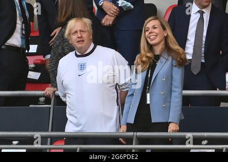 Primo Ministro Boris JOHNSON con sua moglie Carrie SYMONDS al Tribuene Semifinali, Game M50, Inghilterra (ENG) - Danimarca (DEN) 2-1 NV il 07.07.2021 a London/Wembley Stadium. Football EM 2020 dal 06/11/2021 al 07/11/2021. Foto Stock