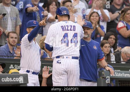 Chicago, Stati Uniti. 07 luglio 2021. Chicago Cubs Anthony Rizzo (44) festeggia con David Ross, direttore di Chicago Cubs (3) dopo aver segnato una delle tre corse durante il primo assalimento contro i Philadelphia Phillies al Wrigley Field di Chicago mercoledì 7 luglio 2021. Photo by Mark Black/UPI Credit: UPI/Alamy Live News Foto Stock