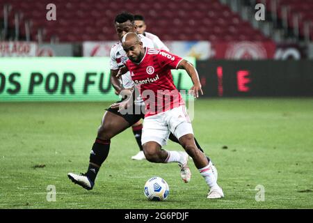 Porto Alegre, Rio Grande do sul. 7 luglio 2021. (SPO) Campionato brasiliano di calcio: Internacional e Sao Paulo. 7 luglio 2021, Porto Alegre, Brasile: Patrick, da Internacional, Durante la partita di calcio tra Internacional e Sao Paulo, valida per la decima prova del Campionato di Calcio Brasiliano, che si tiene allo stadio di Beira-Rio, a Porto Alegre, mercoledì (7). Credit: Matheus PE/TheNews2 credit: Matheus PE/TheNEWS2/ZUMA Wire/Alamy Live News Foto Stock