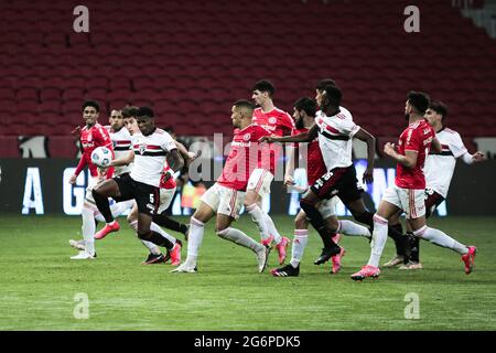 Porto Alegre, Rio Grande do sul. 7 luglio 2021. (SPO) Campionato brasiliano di calcio: Internacional e Sao Paulo. 7 luglio 2021, Porto Alegre, Brasile: Partita di calcio tra Internacional e Sao Paulo, valida per la decima prova del campionato di calcio brasiliano, tenutasi allo stadio Beira-Rio, a Porto Alegre, mercoledì 7. Credit: Matheus PE/TheNews2 credit: Matheus PE/TheNEWS2/ZUMA Wire/Alamy Live News Foto Stock