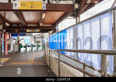 7 LUGLIO 2021 : una vista generale della stazione di Enoshima decorata con la bandiera dei Giochi Olimpici di Tokyo del 2020 a Fujisawa Kanagawa, Giappone. Credit: AFLO SPORT/Alamy Live News Foto Stock