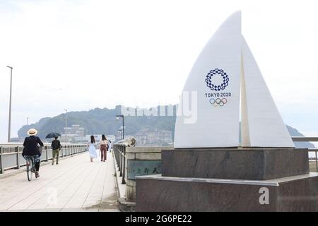 7 LUGLIO 2021 : 2020 il monumento ai Giochi Olimpici di Tokyo è visto vicino al Ponte Enoshima Benten che conduce all'Isola di Enoshima a Enoshima, Fujisawa, Kanagawa, Giappone il Porto di Enoshima Yacht è sede del Concorso di vela per i Giochi Olimpici di Tokyo 2020. Credit: AFLO SPORT/Alamy Live News Foto Stock