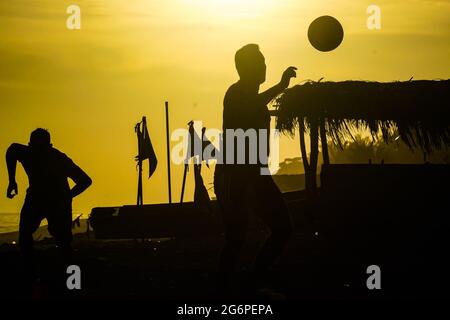 San Salvador, El Salvador. 07 luglio 2021. Un uomo gioca a calcio alla spiaggia di San Marcelino al tramonto. (Foto di Camilo Freedman/SOPA Images/Sipa USA) Credit: Sipa USA/Alamy Live News Foto Stock