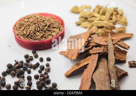 Garam masala ingredienti su superficie bianca isolata, nuovo concetto alimentare Foto Stock