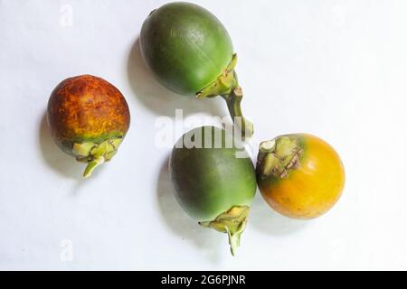 Frutta a guscio di betel tagliata, frutta tropicale, su isolato Foto Stock