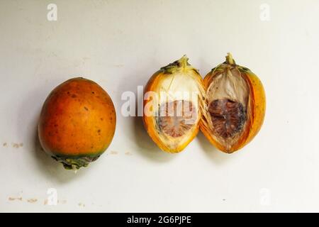 Frutta a guscio di betel tagliata, frutta tropicale, su isolato Foto Stock