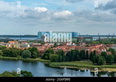 Stralsund, Germania. 23 Giugno 2021. Una fitta banda di nuvole passa sopra la MV Werften Stralsund. Credit: Stefano Nosini/dpa-Zentralbild/ZB/dpa/Alamy Live News Foto Stock