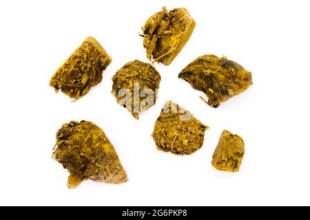 Essiccata la curcuma isolati su sfondo bianco Foto Stock