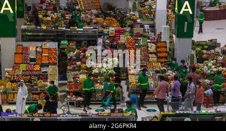 Dubai, Emirati Arabi Uniti - 07.07.2021 - clienti e venditori al mercato Waterfront, frutta e verdura sezione Foto Stock