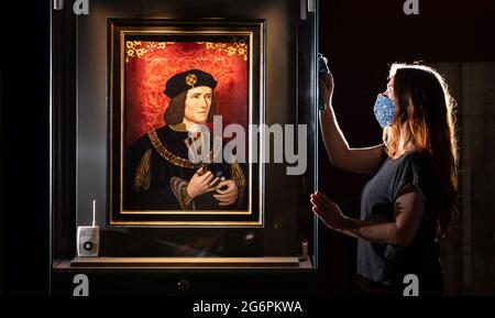 Curatore di Archeologia Lucy Creighton con un ritratto di Re Richard III che andrà in mostra al Museo dello Yorkshire a York come parte di Richard III Coming Home, una nuova mostra dal 9 luglio al 31 2021 ottobre. Data immagine: Martedì 6 luglio 2021. Il ritratto è in prestito come parte del progetto della National Portrait Gallery???s Coming Home, che vede la National Portrait Gallery prestare ritratti di individui a luoghi in tutto il Regno Unito con cui sono più strettamente associati. La mostra presenterà il ritratto accanto ad uno dei più bei gruppi di oggetti del paese associato Foto Stock