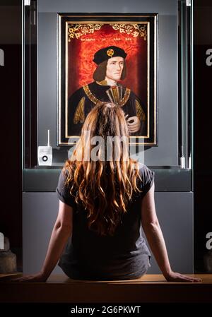 Curatore di Archeologia Lucy Creighton con un ritratto di Re Richard III che andrà in mostra al Museo dello Yorkshire a York come parte di Richard III Coming Home, una nuova mostra dal 9 luglio al 31 2021 ottobre. Data immagine: Martedì 6 luglio 2021. Il ritratto è in prestito come parte del progetto della National Portrait Gallery???s Coming Home, che vede la National Portrait Gallery prestare ritratti di individui a luoghi in tutto il Regno Unito con cui sono più strettamente associati. La mostra presenterà il ritratto accanto ad uno dei più bei gruppi di oggetti del paese associato Foto Stock