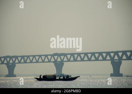 Barche a vela nel fiume. Foto Stock