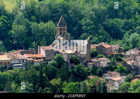 Saint Saturnin. Chiesa romanica di Notre Dame, Dipartimento del Puy de Dome, Auvergne-Rhone-Alpes, Francia Foto Stock