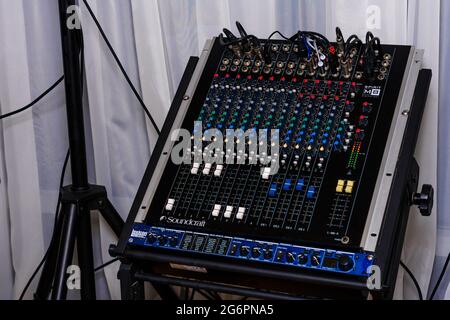 Ivano-Frankivsk Ucraina 26 settembre 2020: Console di mixaggio, strumento musicale per il controllo del suono. Novità Foto Stock