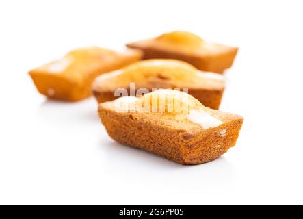 Mini torte di spugna. Dolce dessert alla vaniglia isolato su sfondo bianco. Foto Stock