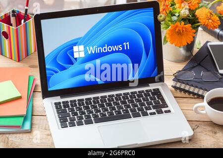 Grecia Atene, 8 luglio 2021. Firma ufficiale del marchio Windows 11 sullo schermo del computer portatile, tavolo da ufficio aziendale. Una versione principale dell'operat Windows NT Foto Stock
