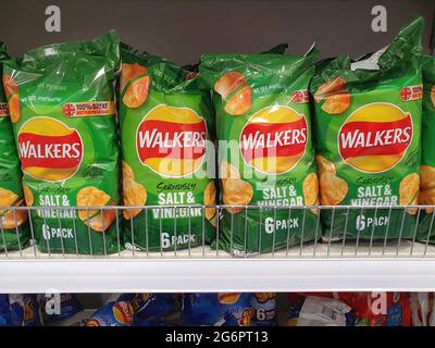 Llanelli, Wales, UK, July6, 2021 : Walkers croccante patatine fritte al B & M (B&M) affare sconto negozio outlet al Pemberton Park vicino alla città cen Foto Stock